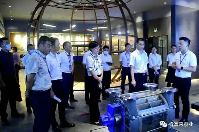公司董事长、总经理陈迪(右一)向李军区长(右二)一行介绍开云网页版·官方版在线登入 -开云(中国)产品